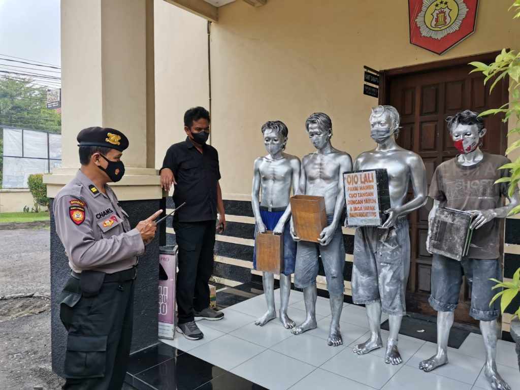 Meresahkan Masyarakat, 4 Manusia Silver Diciduk dari Jalanan Kota Kediri