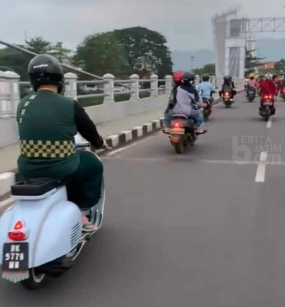 Kapolres Kediri Kota Gus Yudi Naik Vespa, Sarungan, Sandal Jepitan