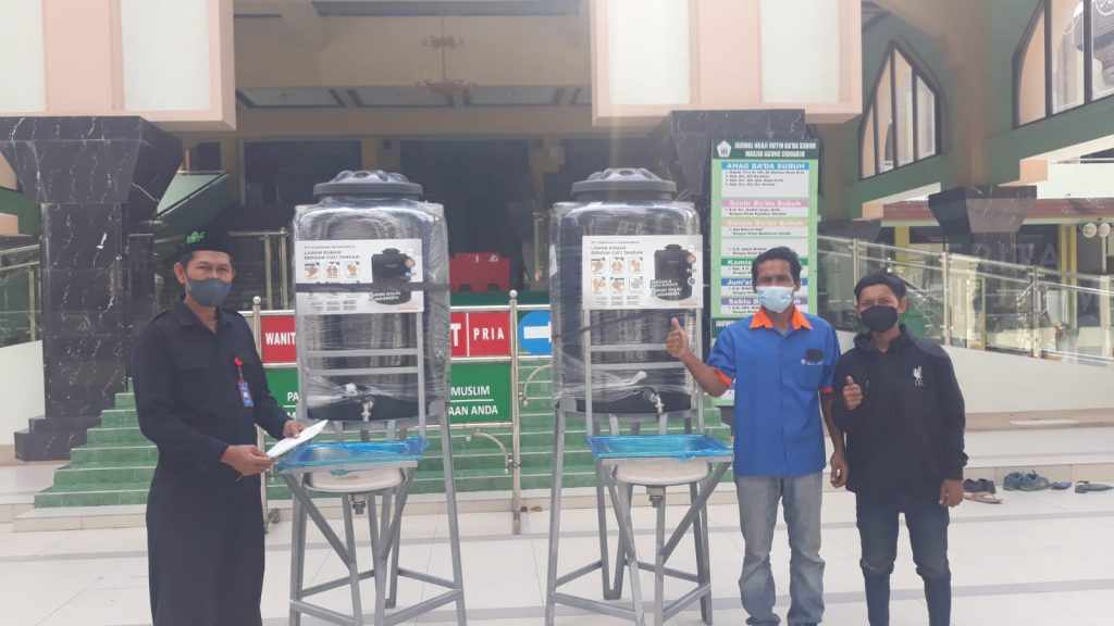 Perusahaan Ini Bagikan Ratusan Tandon Air Halal di Masjid se-Jatim