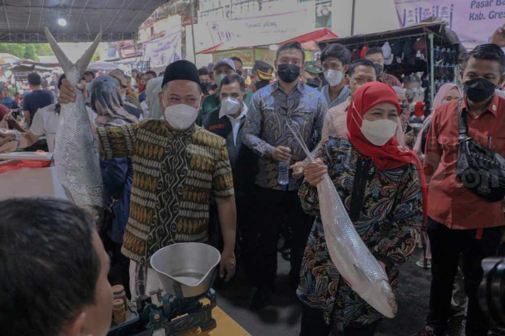 Gubernur Jatim Khofifah Beli Bandeng Kawak Gresik dengan Berat 7 Kilogram