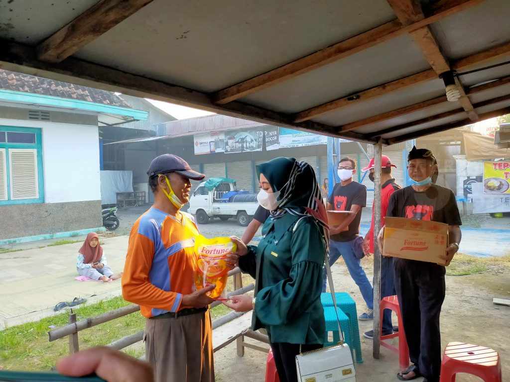 Rejeki Ramadhan, PKL di Barat Magetan Dapat Migor Dua Liter Gratis