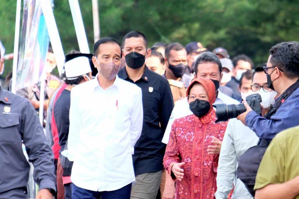 Presiden Jokowi Dialog dan Bagikan BLT ke Nelayan Kampung Bulak di Surabaya