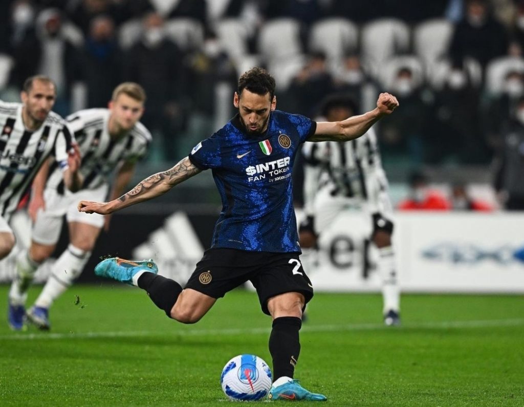 Derby d’Italia: Inter Menang dari Juventus Lewat Penalti Kontroversial Tendangan penalti kedua yang dieksekusi Halkan Calhanoglu.