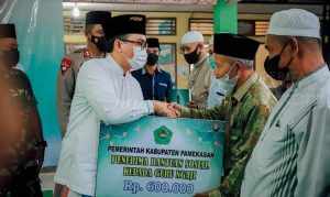 Bupati Pamekasan Serahkan Bantuan Bagi Guru Ngaji