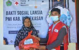 KSR PMI Pamekasan Bagikan Paket Sembako Bagi Lansia