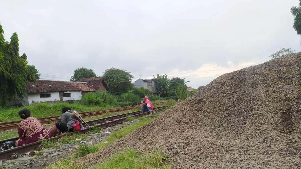 Menerjang Bahaya, Warga Bangil Lakukan Ngabuburit di Pinggir Rel Kereta