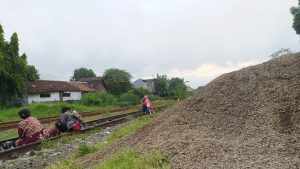 Menerjang Bahaya, Warga Bangil Lakukan Ngabuburit di Pinggir Rel Kereta