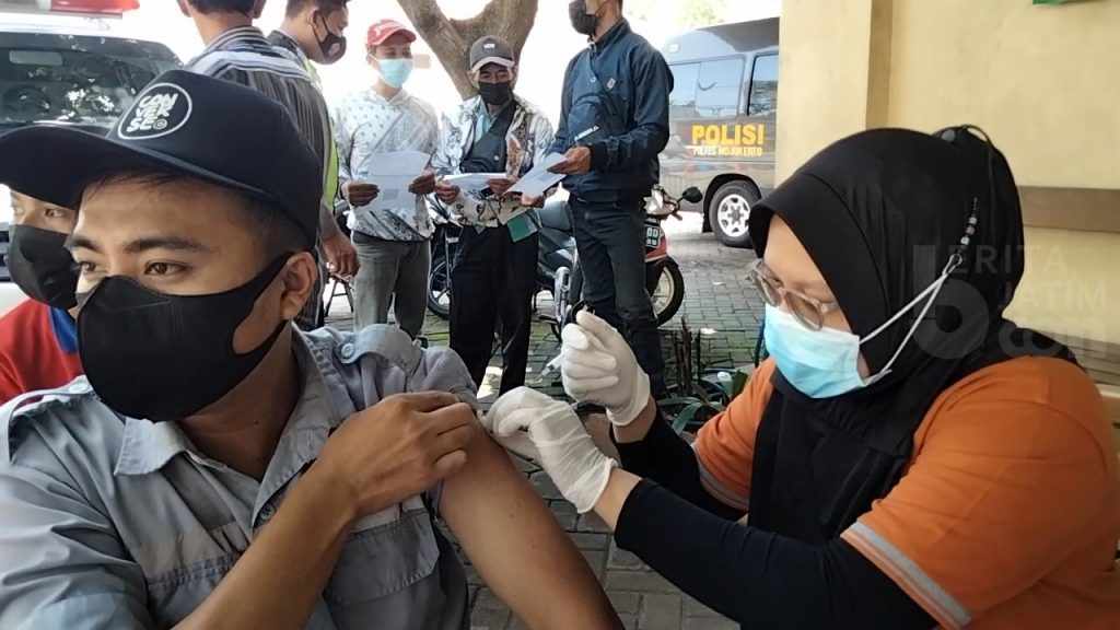 Gerai Vaksin di Poliklinik Bhayangkara Polres Mojokerto Diserbu Masyarakat