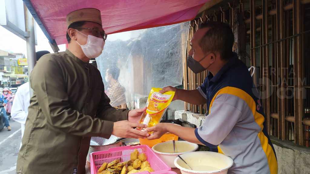 Ketua DPRD Kabupaten Pasuruan Berbagi Minyak Goreng ke Pedagang Gorengan