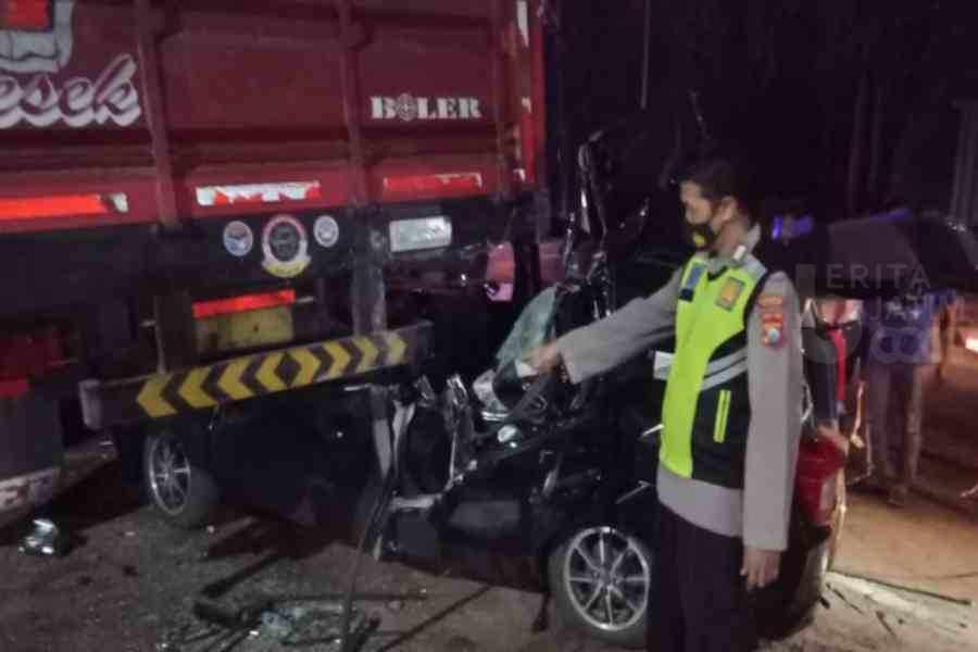 Toyota Calya Tabrak Truk Parkir di Pantura Tuban, 3 Tewas 5 Luka Berat