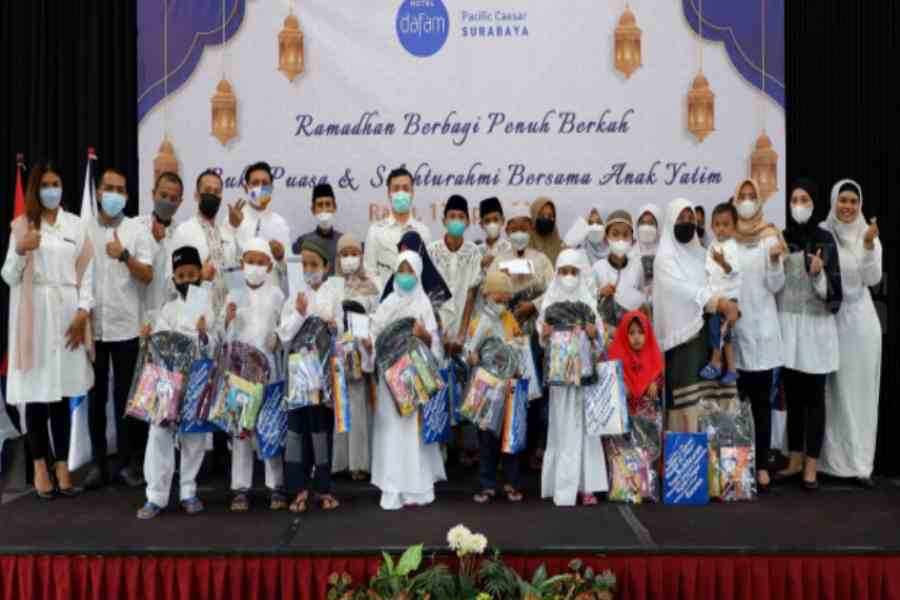 Bersama Anak Yatim dan Dhuafa, Hotel Dafam Pacific Surabaya Gelar Bukber