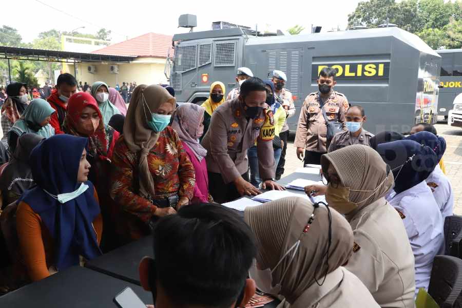 Dana Bantuan Cair, Masyarakat Serbu Mapolres Mojokerto