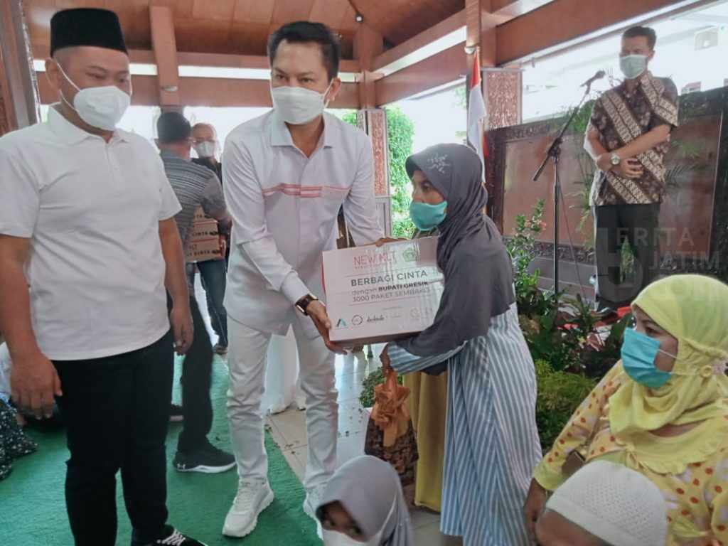 Ratusan Penyandang Disabilitas Terima Bantuan Sembako dari NewKLTOficial dan Bupati Gresik