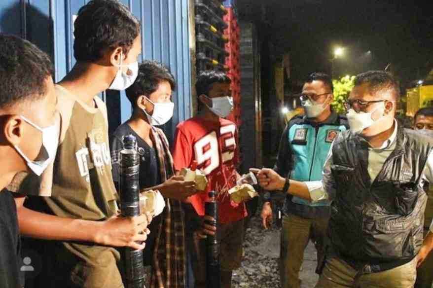 Satpol PP Surabaya Temukan Pemuda Hendak Perang Sarung Hingga Mercon Spirtus