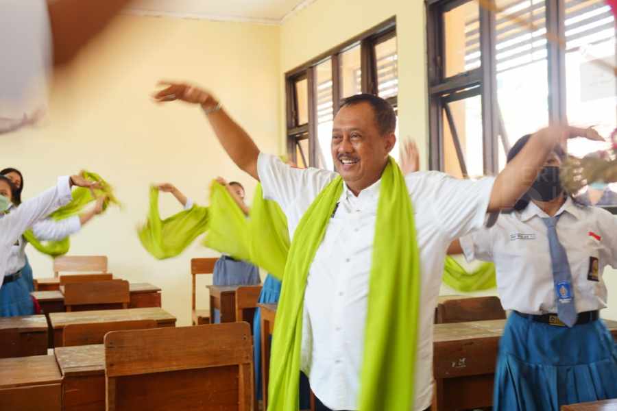 Saat Wawali Surabaya Armuji Kewalahan Tirukan Gerakan Tari Guru SMKN 12 Abing Santoso
