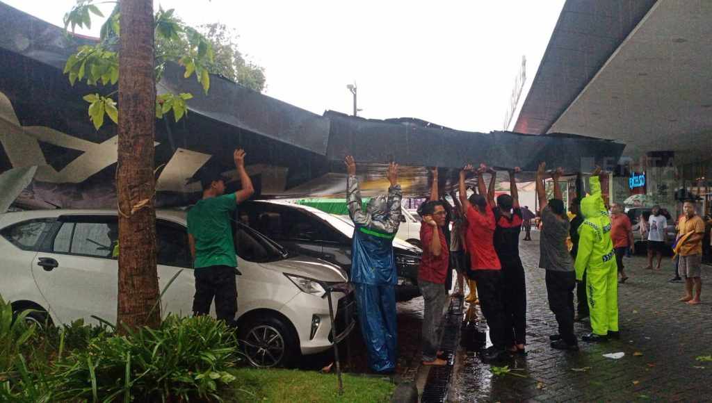 Hujan Angin Terjang Kediri, Pohon dan Papan Reklame Roboh Timpa Kendaraan