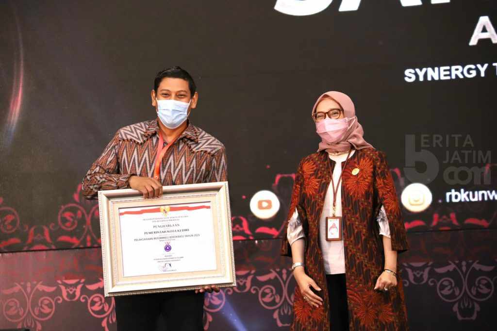 Wali Kota Kediri Raih Penghargaan SAKIP dan RB Award 2021