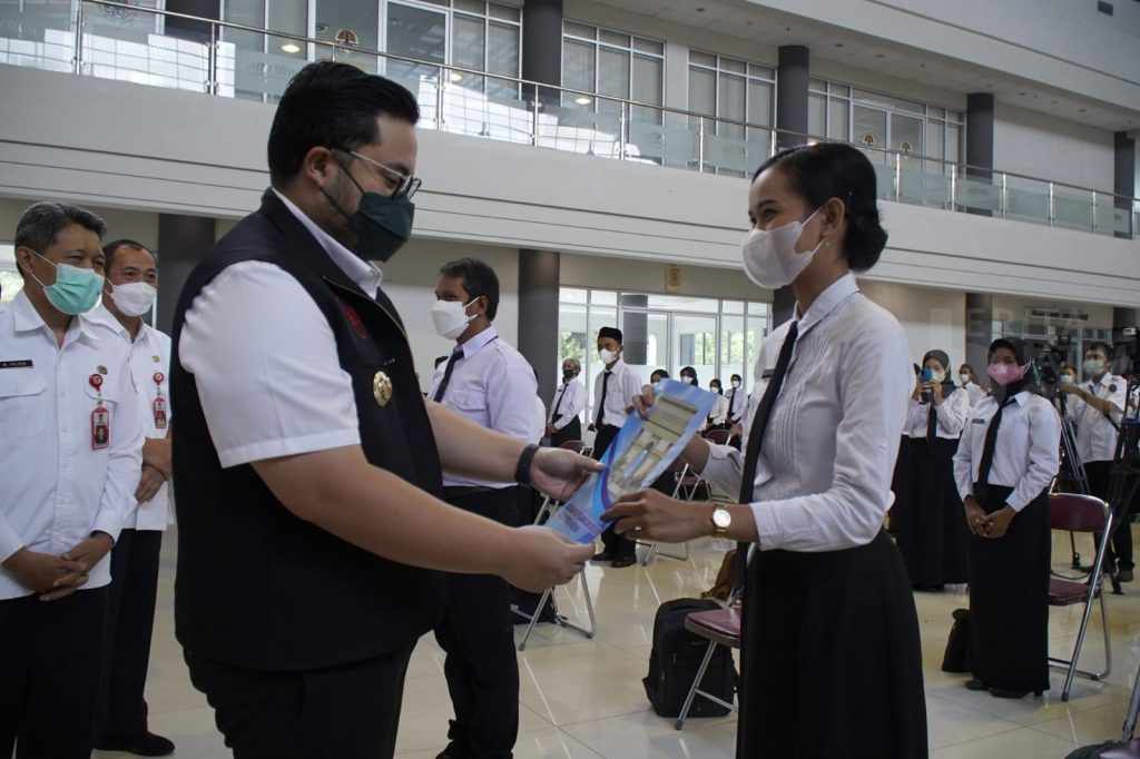 Bupati Kediri Serahkan 698 SK PPPK Guru