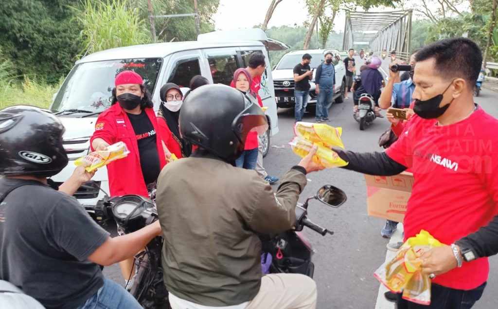 Laskar Ngawi dan Agung Intiland Bagi Takjil 300 Minyak Goreng