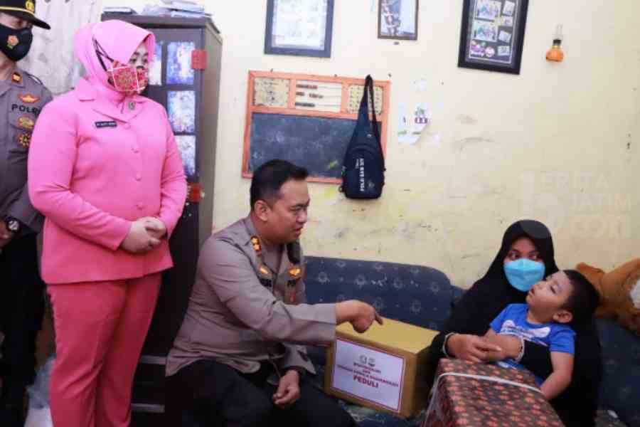 Tak Tahan Melihat Penderitaan Bocah Lumpuh Ini, Kapolres Kediri Bersama Istri Beri Pelukan Hangat