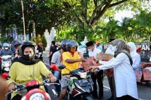 Takjil Gratis dari Pejabat Pemda Banyuwangi