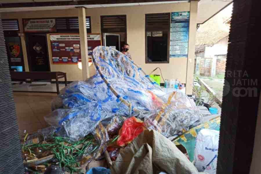 Tradisi Terbangkan Balon Udara, 4 Kecamatan di Ponorogo Jadi Sorotan Polres Ponorogo saat mengamankan beberapa balon udara pada Lebaran lalu. (Foto/Dok. Beritajatim.com)