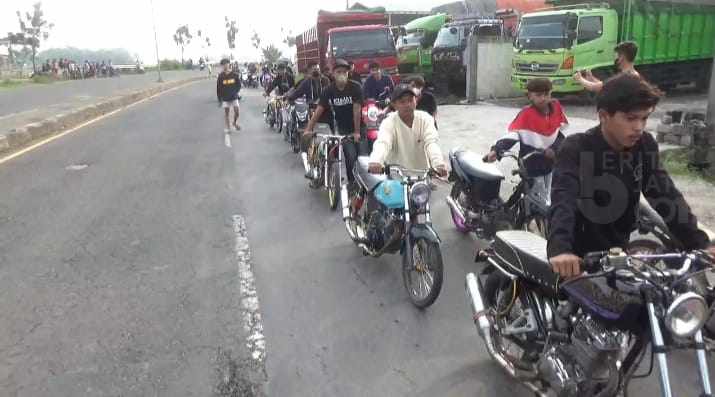 Kena Razia Balap Liar, Puluhan Remaja Dipaksa Jalan Kaki Dorong Motor ke Polsek Mojoagung Jombang