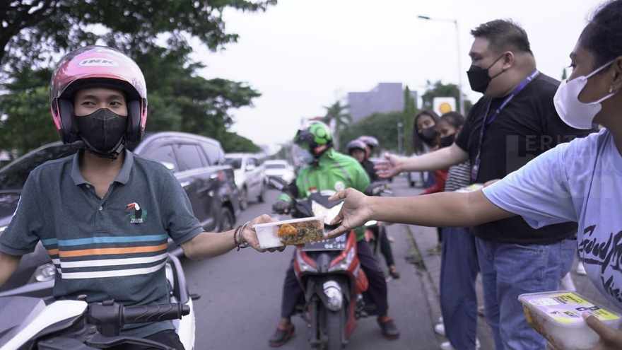 Rocket Surabaya Bagikan 210 Sembako dan 500 Makanan untuk MBR
