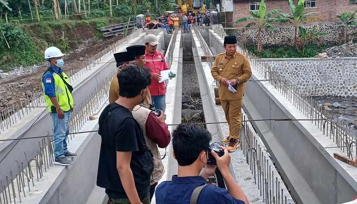 Dulu Dirontokkan Banjir, Kini Jembatan Klungkung Jember Dibeton