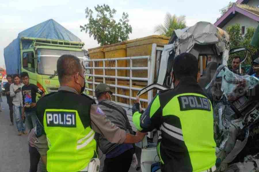 Sopir Asal Kediri Tergencet Bak Truk Gandeng di Jalur Pantura Tuban