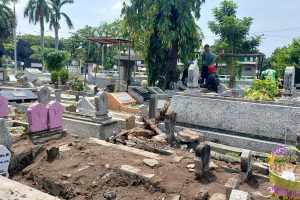Momen Nyekar Jelang Ramadan Datangkan Berkah Bagi Pembesik Makam Ngagel Surabaya