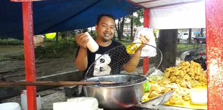 Pedagang gorengan di sisi barat Stadion Jombang