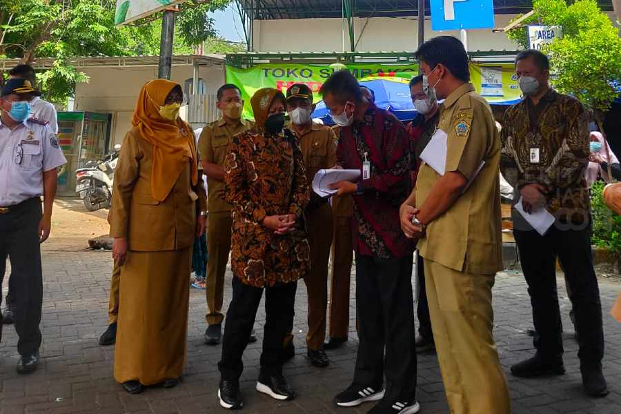 Mensos Risma Cek Kesiapan Pasar Baru Kota Gresik Untuk Lokasi Penyaluran BLT