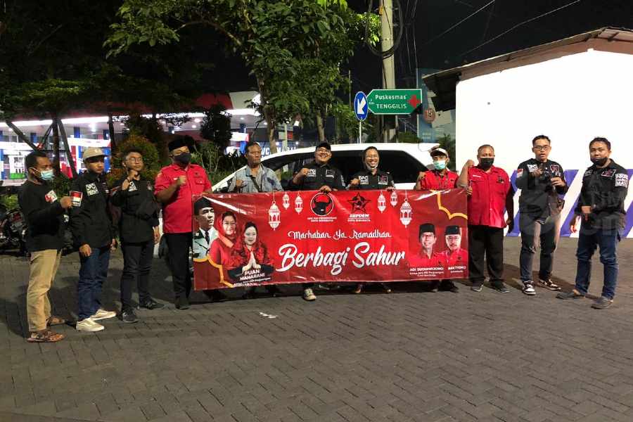 Sahur On The Road, Repdem Surabaya Bagikan Makanan untuk Pekerja Malam