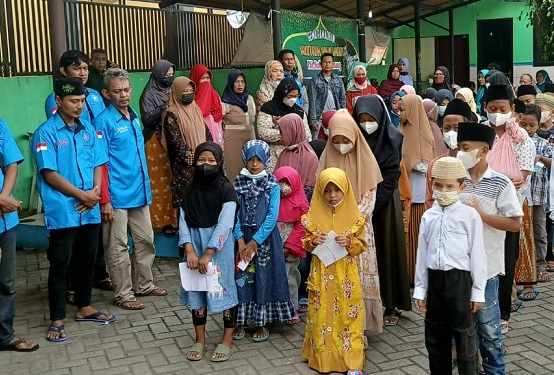 Dari Iuran Anggota, PKL Jombang Santuni Anak Yatim