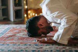 Betapa Istimewanya Salat Tasbih di Malam Lailatul Qadar, Ini Tata Caranya! Ilustrasi sholat. (Michael Burrows/pexels.com)