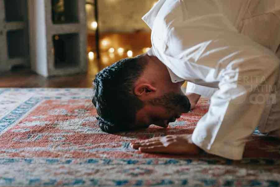 Tata Cara Shalat Tarawih Sendiri di Rumah, Apakah Boleh? Ilustrasi sholat. (Michael Burrows/pexels.com)