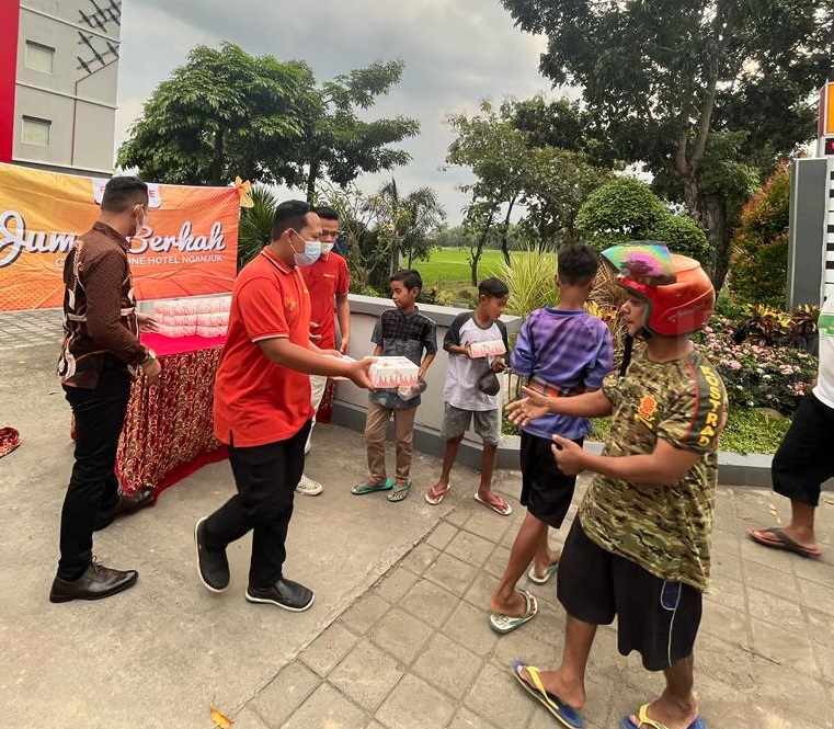Front One Hotel Nganjuk Bagikan Takjil Gratis