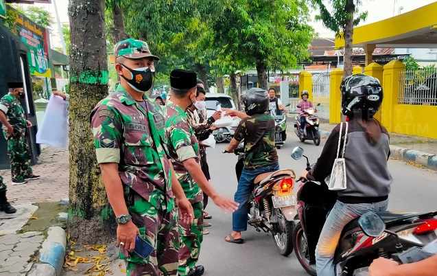Koramil Jombang Bagikan Takjil Gratis untuk Pengguna Jalan