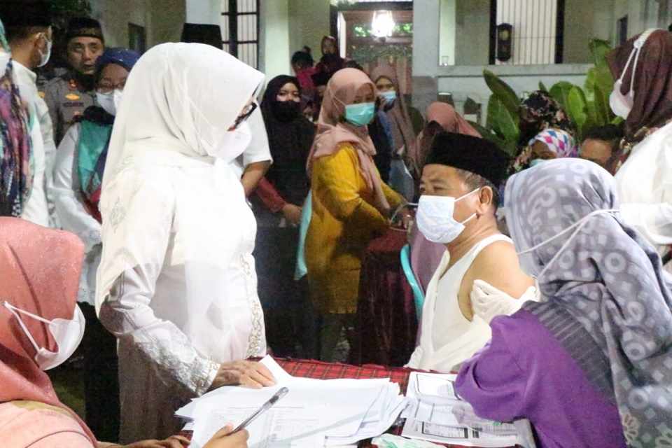 Selain Tarawih Bersama, Bupati Jombang Pantau Vaksinasi di Malam Hari