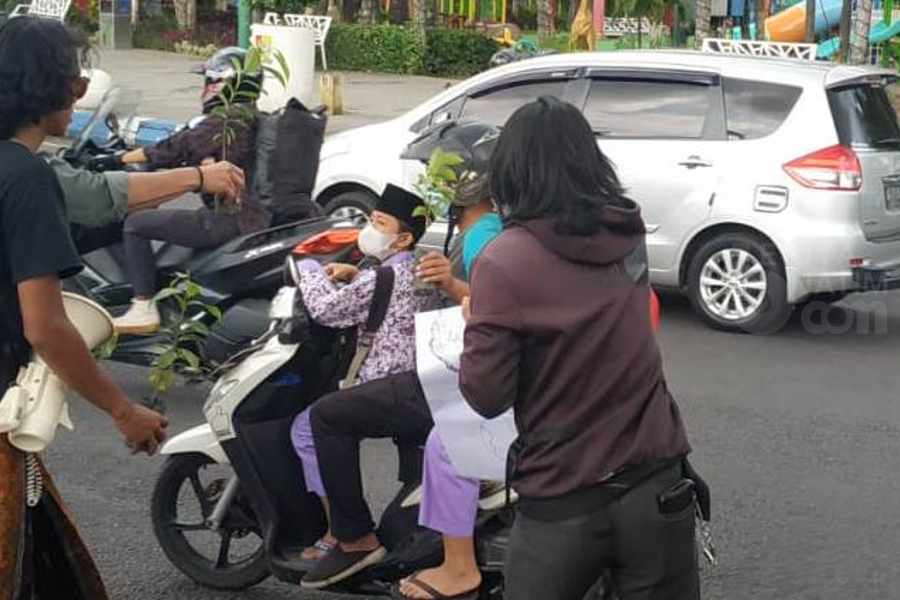 Peringati Hari Bumi, 3 Botol Bekas Ditukar Satu Bibit Pohon