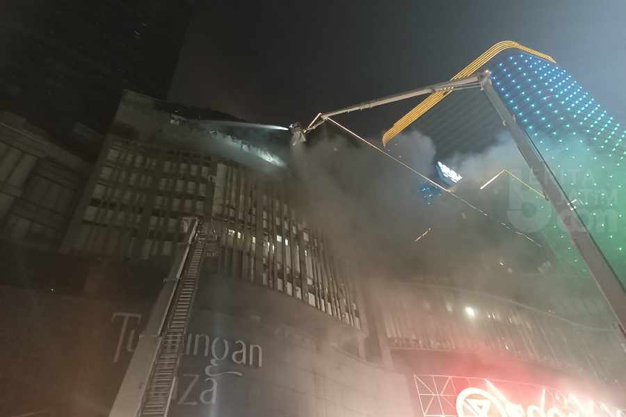 Damkar Pastikan Api Muncul dari Tenant Mainan Lantai 4 Tunjungan Plaza