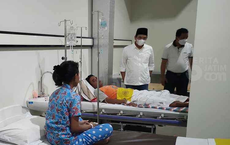 Wabup Sumrambah Jenguk Satu Keluarga di Jombang yang Jadi Korban Keracunan