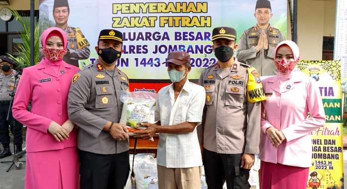 Polres Jombang Bagikan Ratusan Paket Beras Zakat