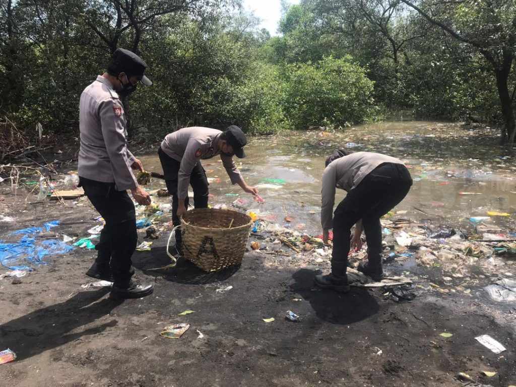 Banjir Rob Surut, Polres Probolinggo Kerja Bakti Bersihkan Sampah