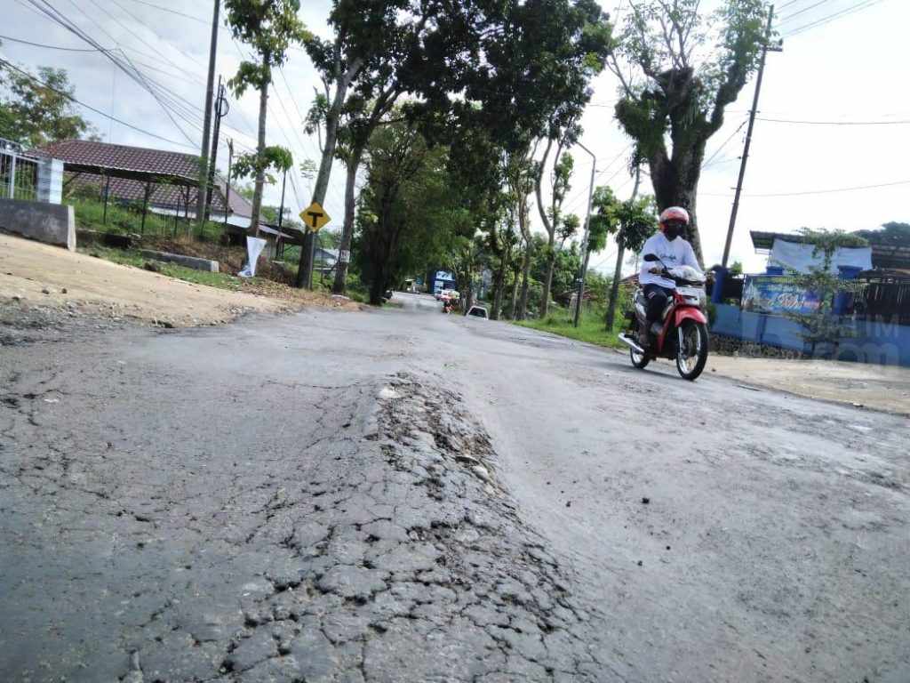 Lapor, Pak Bupati.. Jalan Raya Magetan Parang Aspalnya Rusak, Bikin Celaka