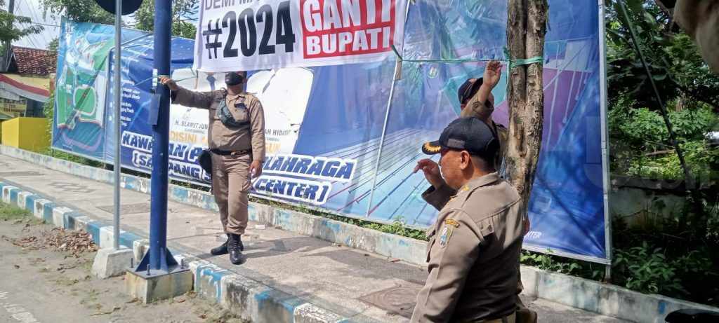 Di Sampang Beredar Spanduk ‘2024 Ganti Bupati’