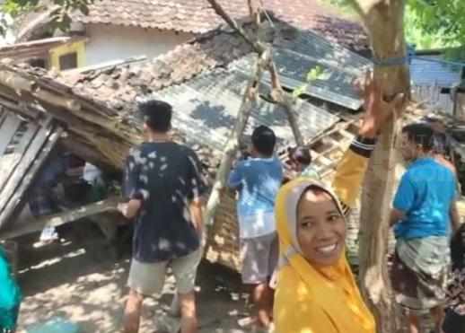 Untung Sugianto Cepat Keluar Sebelum Warungnya Ambruk