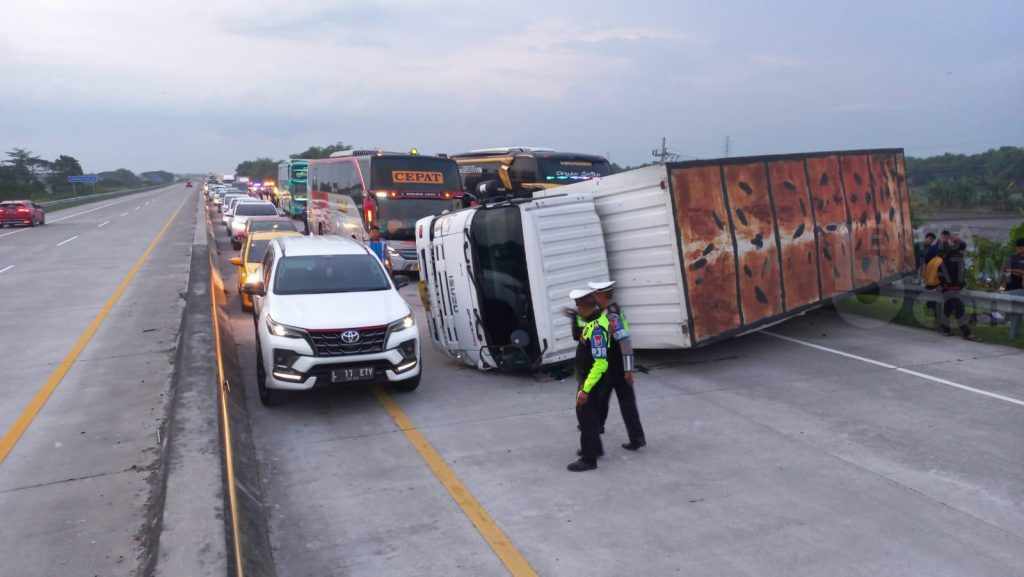 Truk Tronton Terguling di Tol Ngawi, Pengakuan Sopir Cukup Aneh