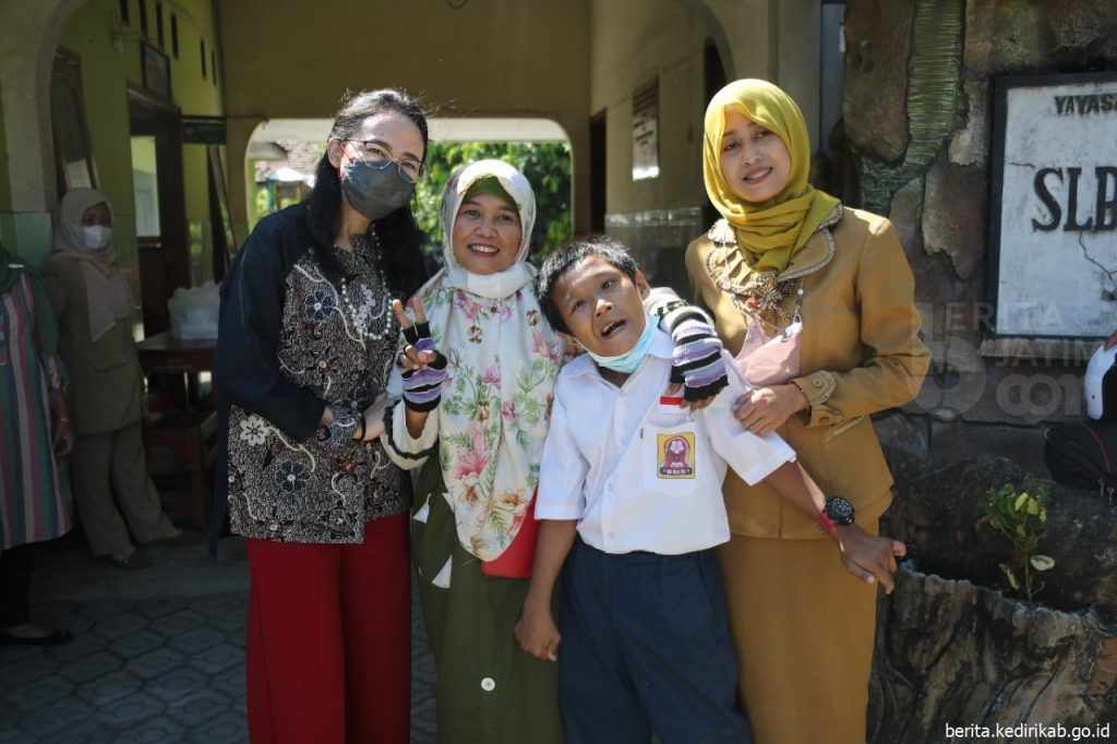 Hobi Unik Anak Tuna Netra Ini Bikin Kagum Istri Bupati Kediri